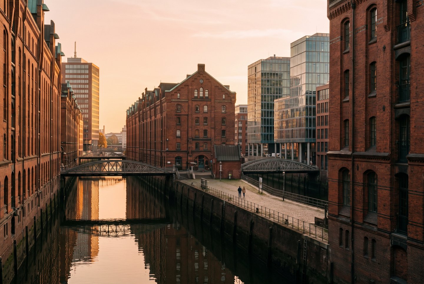 Kontrast von historischer Backsteinarchitektur der Speicherstadt und moderner Glasfassaden der HafenCity in Hamburg