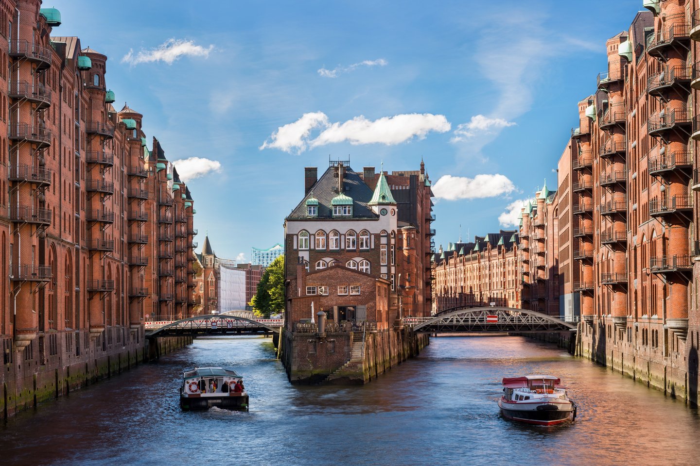 Boote auf dem Kanal der Speicherstadt in Hamburg – maritimes Flair und UNESCO-Weltkulturerbe