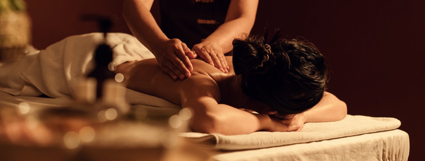 Entspannende Massage während eines Mädelstrips – Verwöhnprogramm im Wellnesshotel