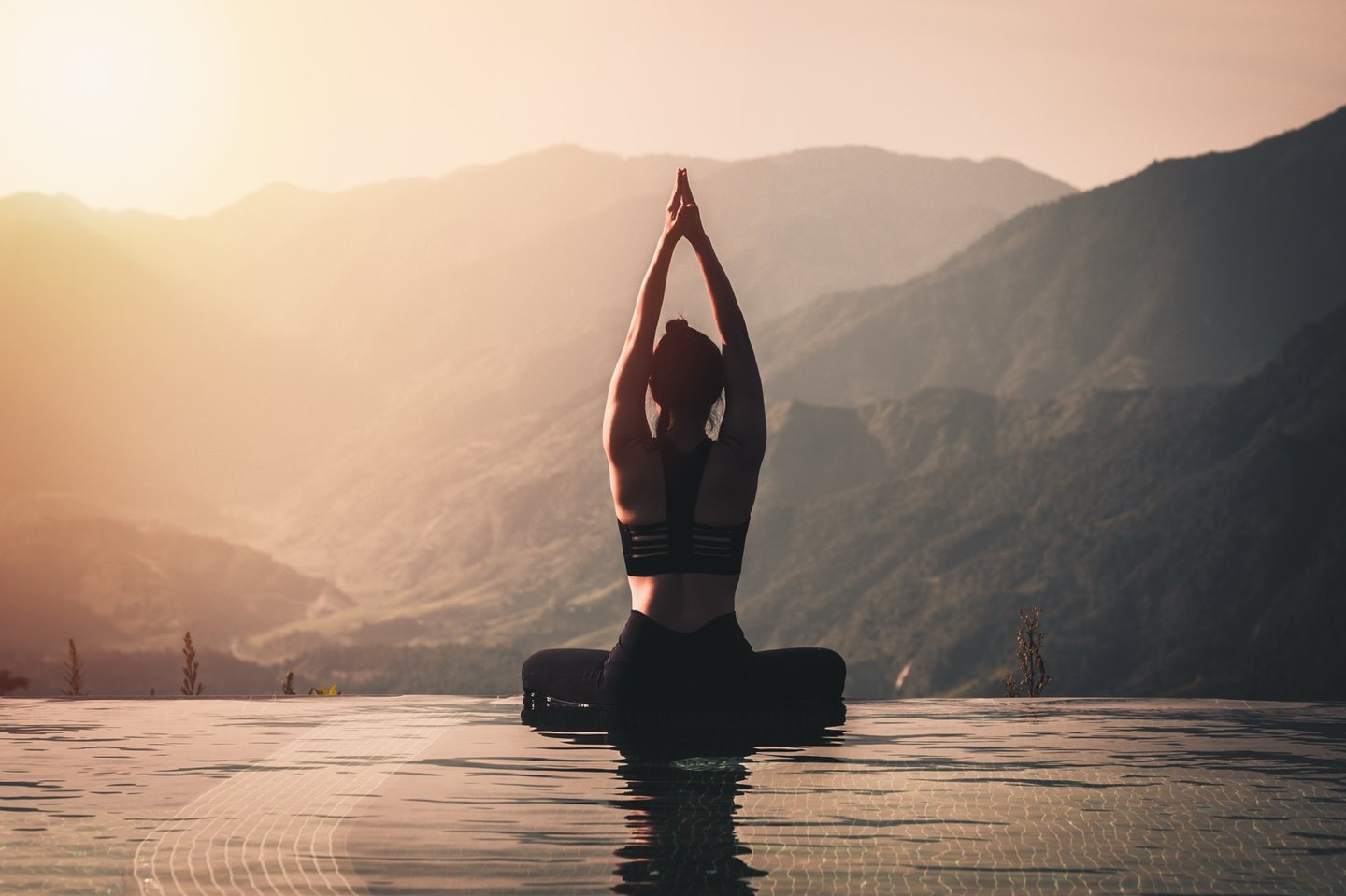 Yoga-Session mit Freundinnen im Wellnessurlaub – gemeinsame Entspannung und innere Balance finden