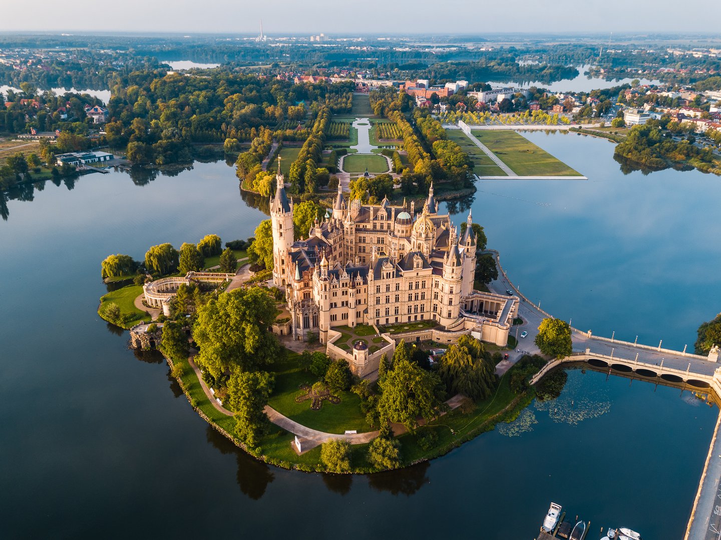Schloss Schwerin auf einer Insel im Schweriner See