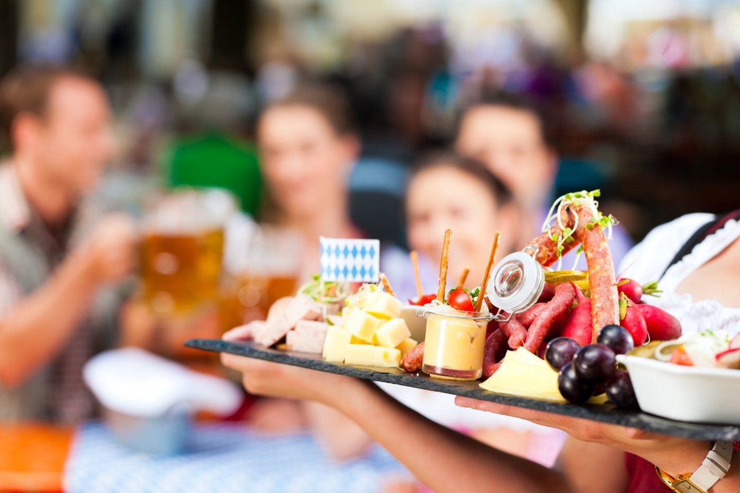 Bayerische Brotzeit Traditionelle bayerische Brotzeit mit Obatzda, Käse und Wurst im Biergarten