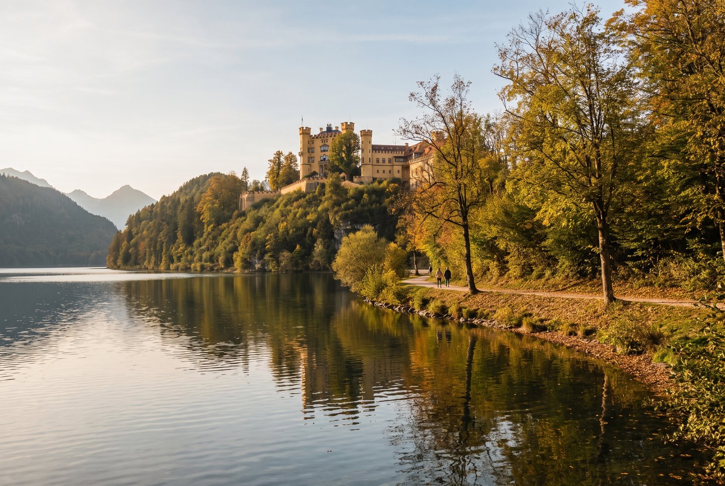 Schloss Hohenschwangau und Alpsee Schloss Hohenschwangau am Ufer des Alpsees im warmen Nachmittagslicht