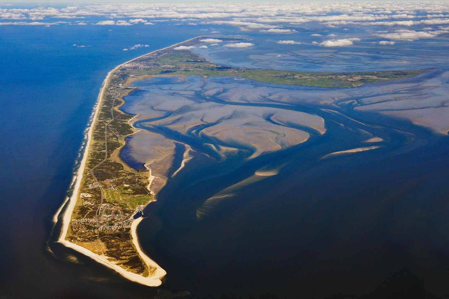 Luftaufnahme der Insel Sylt – Sandstrände, Dünenlandschaft und Wattenmeer der Nordsee