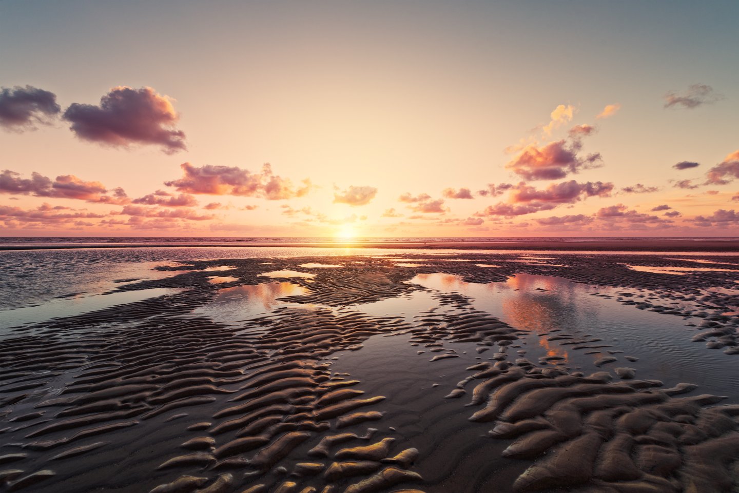 Sonnenuntergang über dem Wattenmeer der Nordsee – Naturerlebnis bei Ebbe und Flut