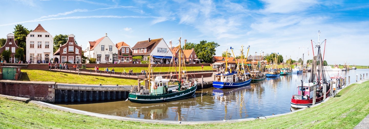Fischerhafen an der Ostsee – typisch norddeutsches Flair mit Kuttern und Backsteinhäusern