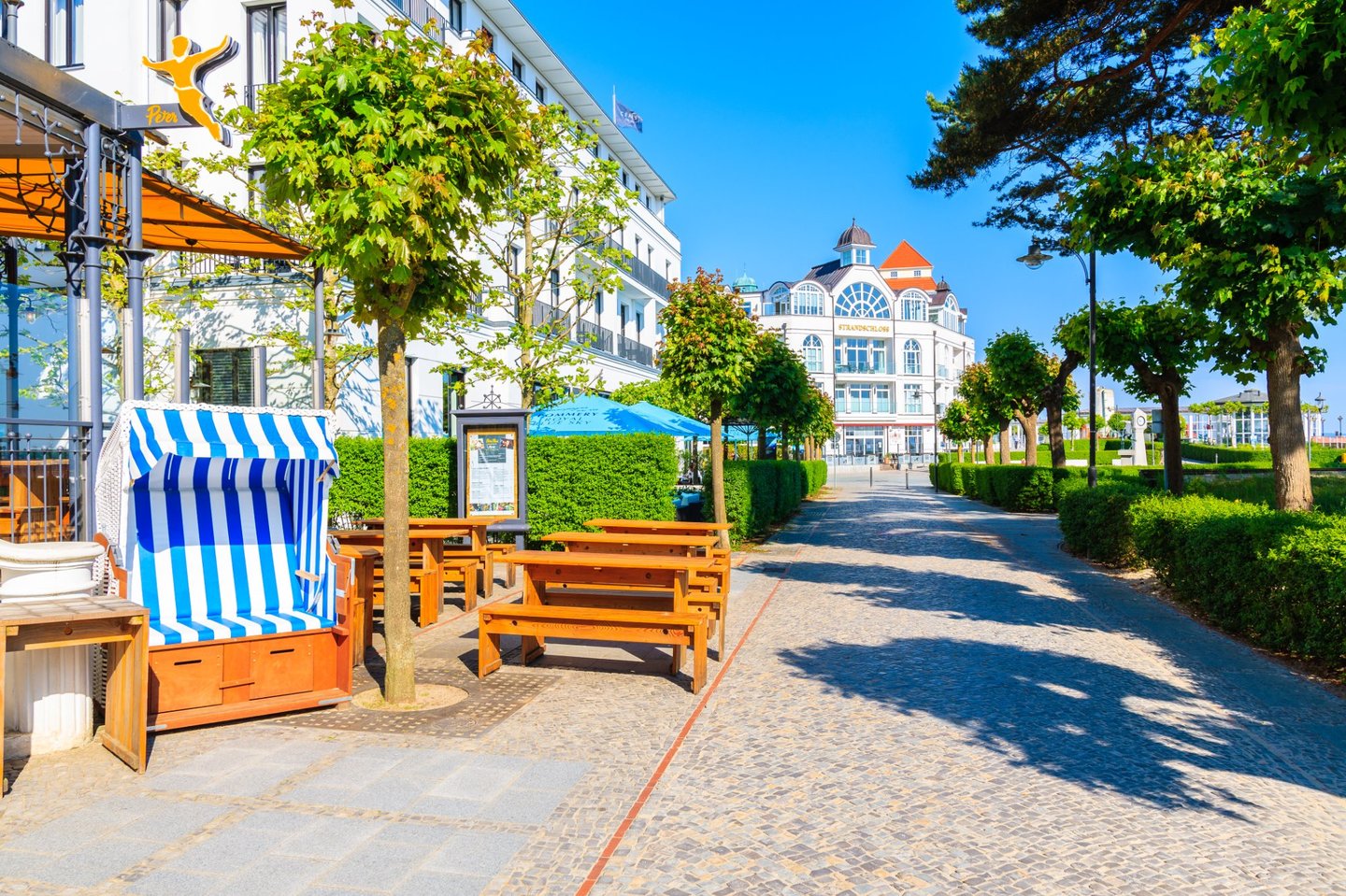 Promenade in Binz mit historischer Bäderarchitektur und Strandkorb