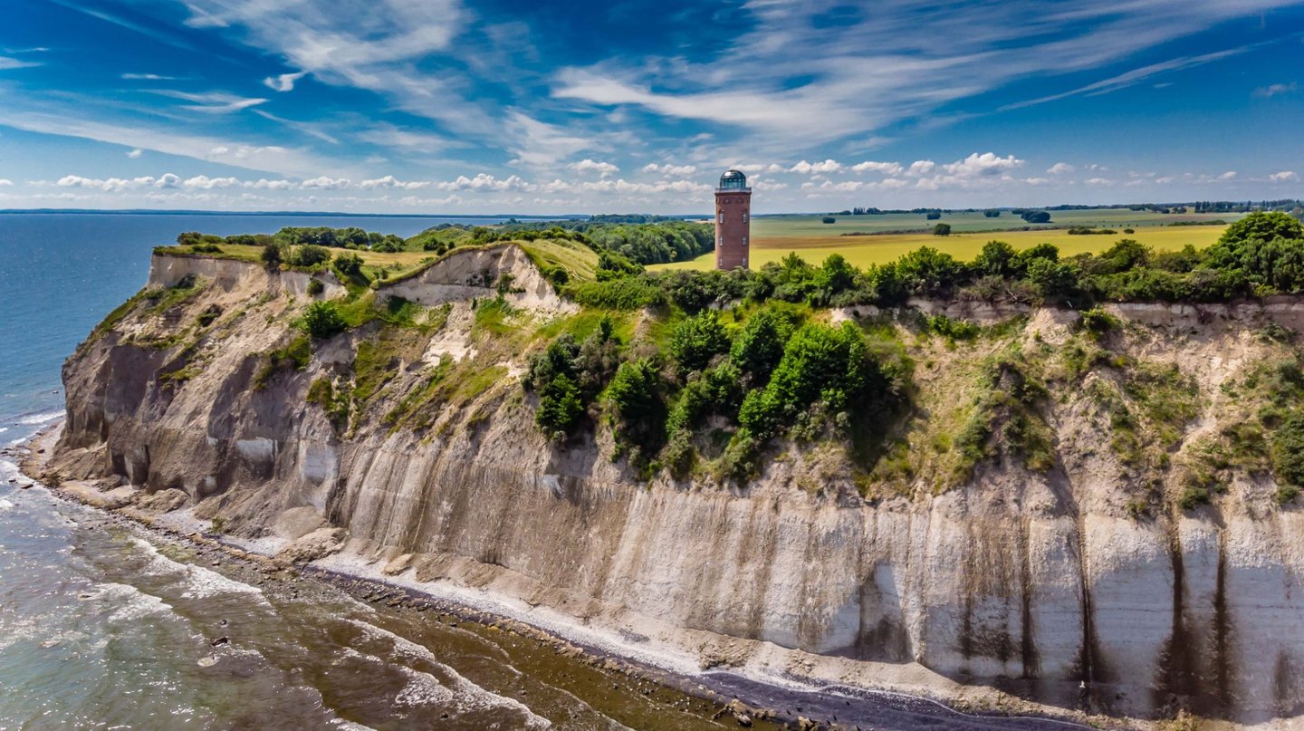 Kap Arkona auf Rügen mit historischem Leuchtturm und Steilklippe