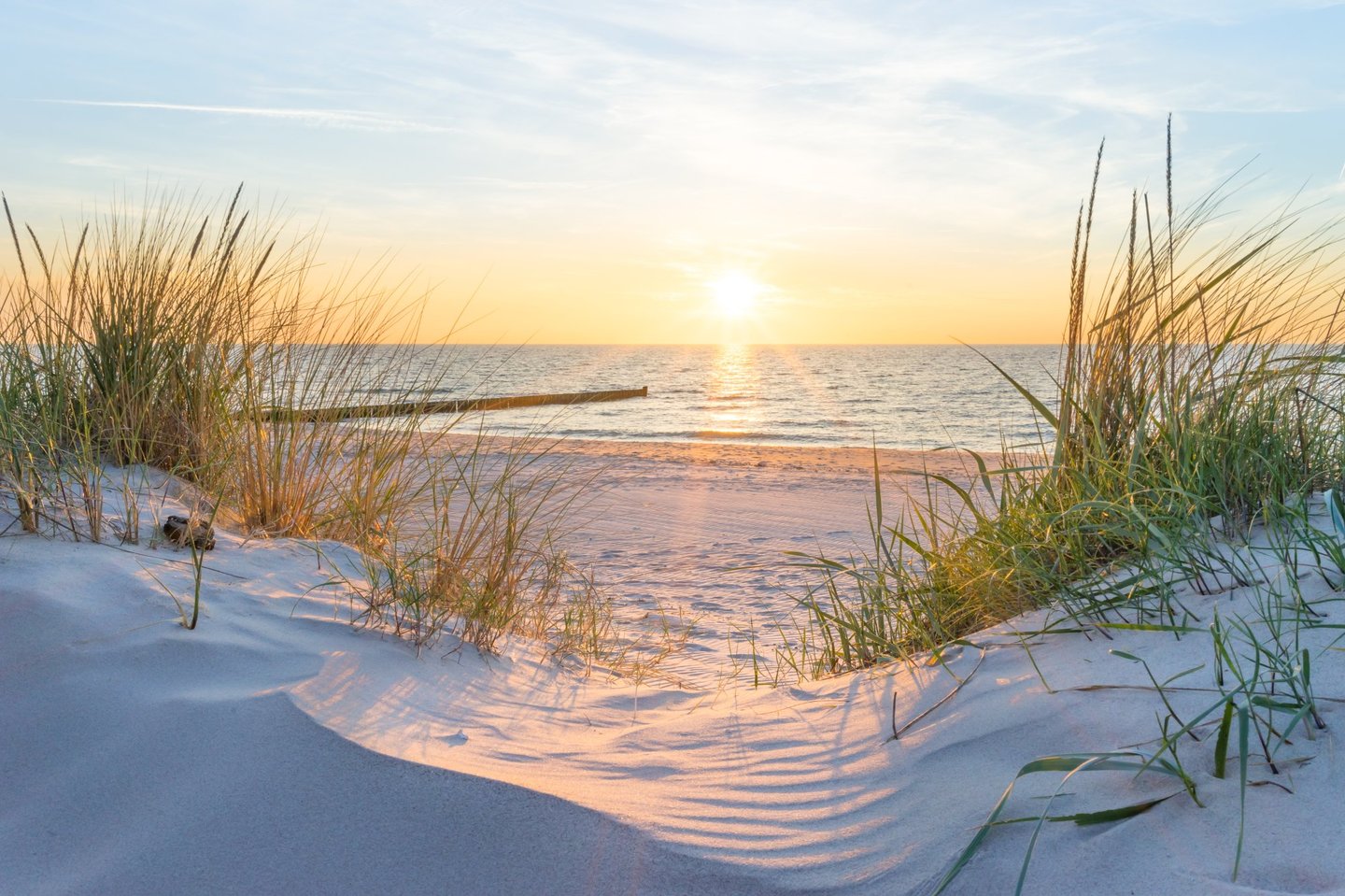 Sonnenuntergang am Ostseestrand auf Rügen mit Dünen und Strandgras
