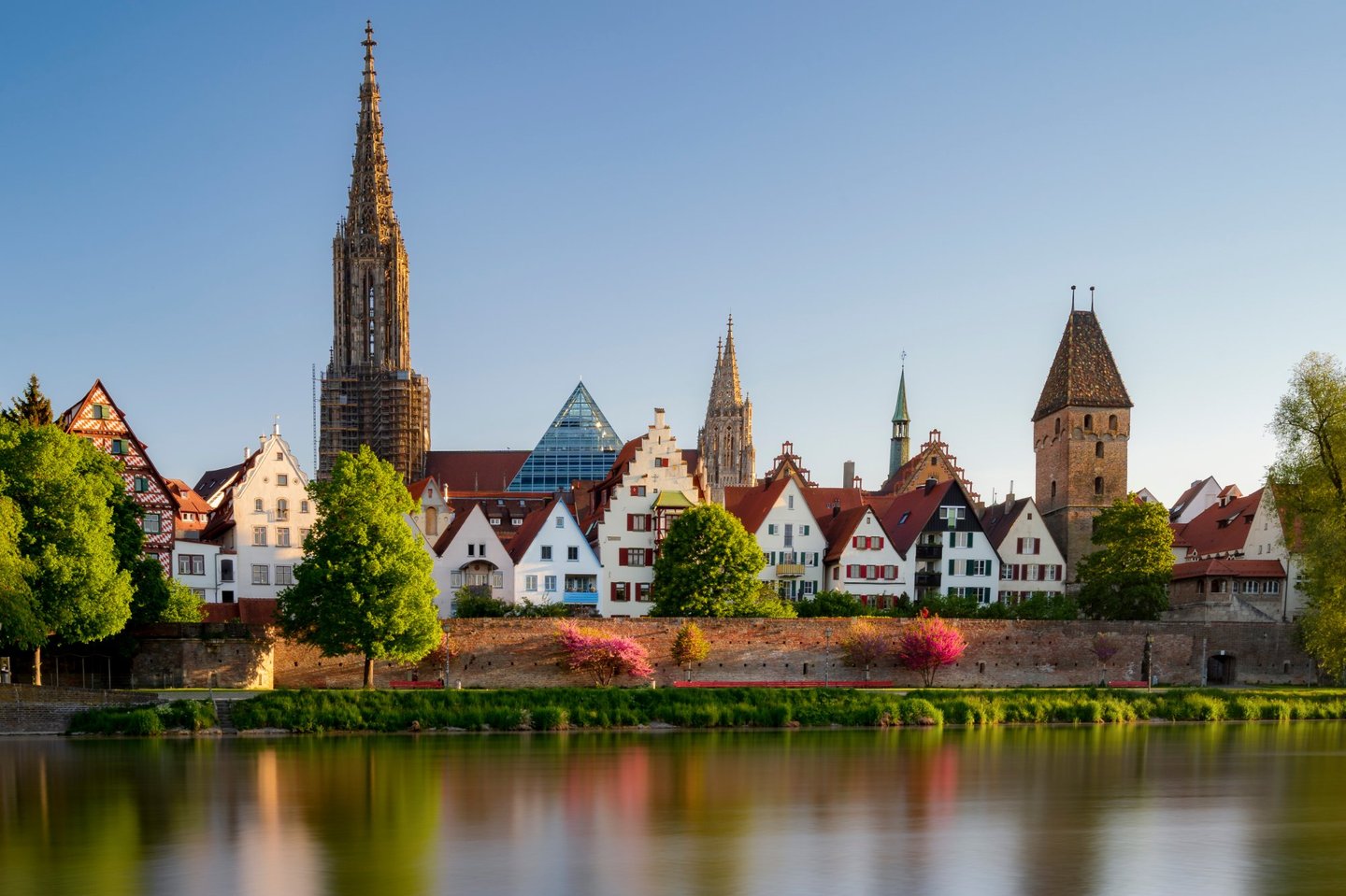 Panoramablick auf Ulm mit dem Ulmer Münster und historischer Altstadt an der Donau