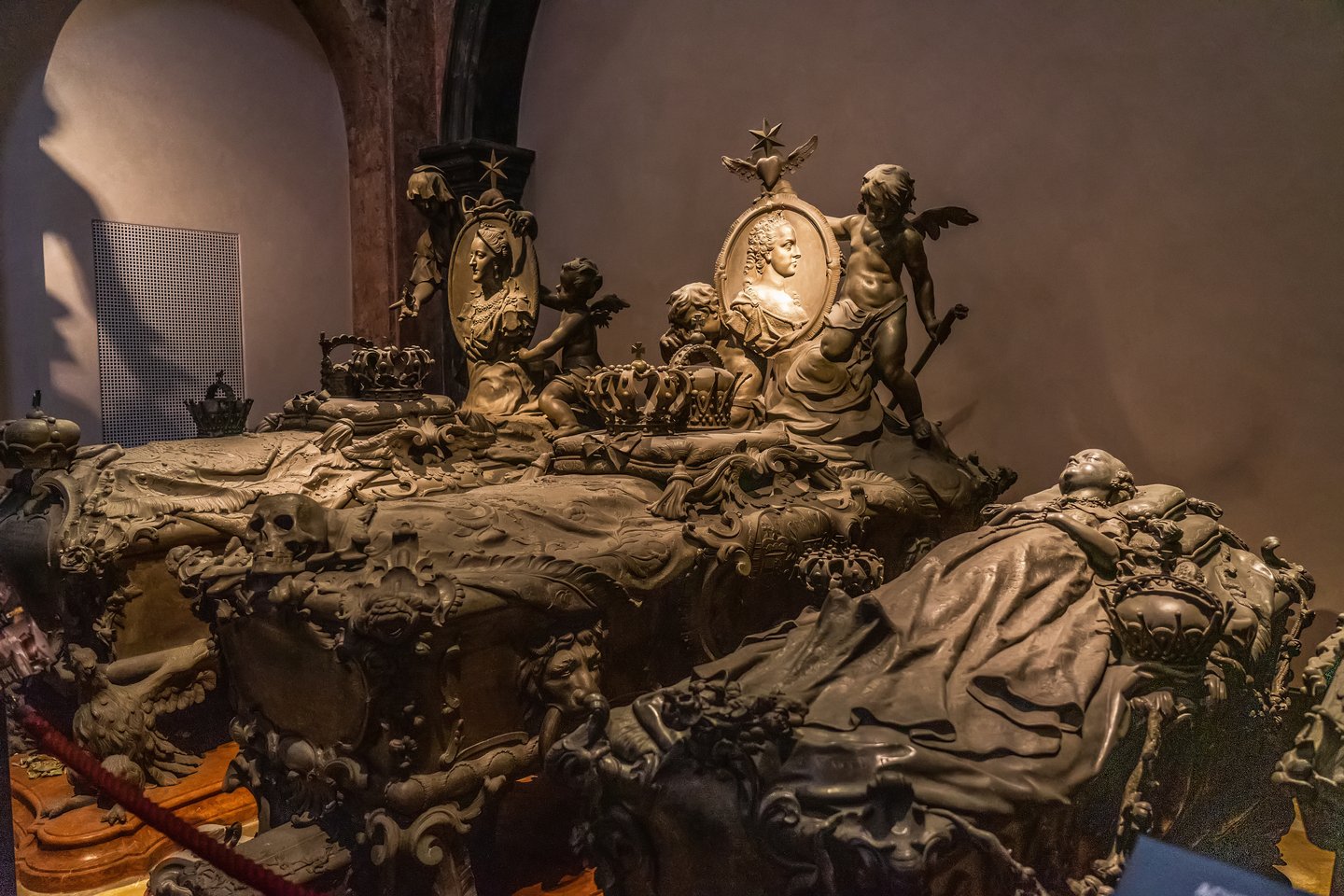 Katakomben unter dem Stephansdom mit historischen Gebeinen