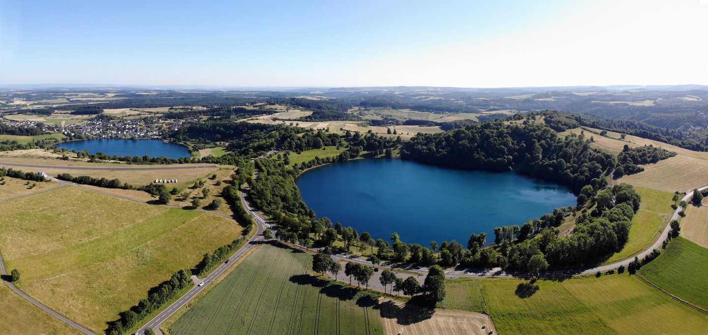 Panoramaaufnahme der Maare in der Vulkaneifel – perfekte Kulisse für einen naturnahen Wellnessurlaub.
