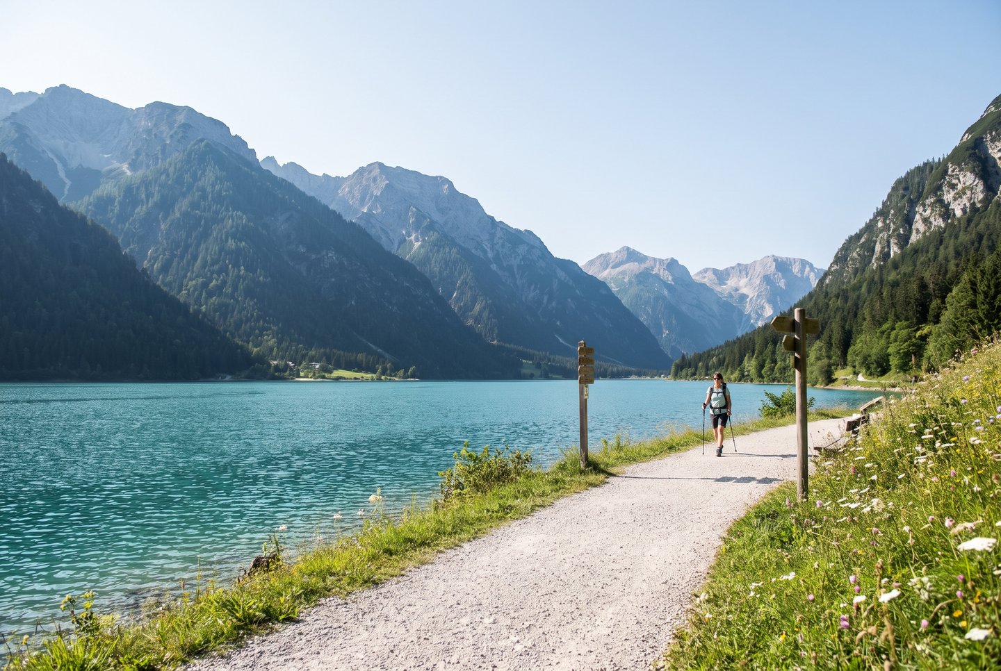 Uferweg am türkisfarbenen Achensee in Tirol mit Karwendelgebirge im Hintergrund