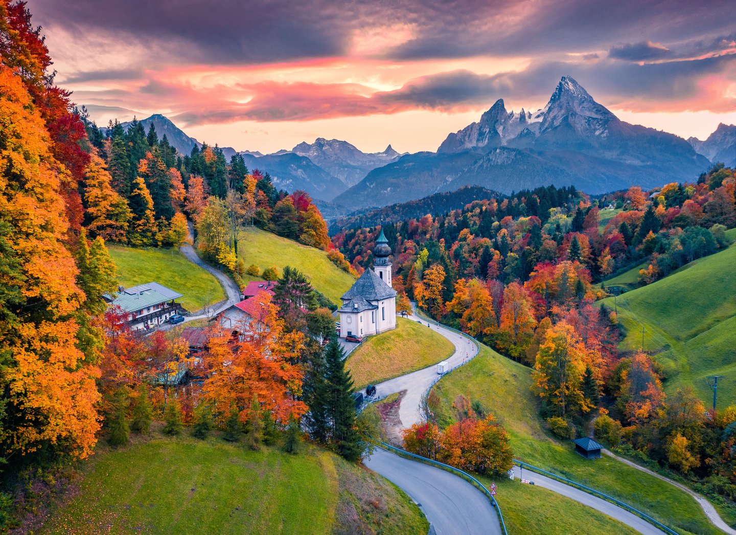 Wellnessurlaub im Herbst mit bunter Landschaft