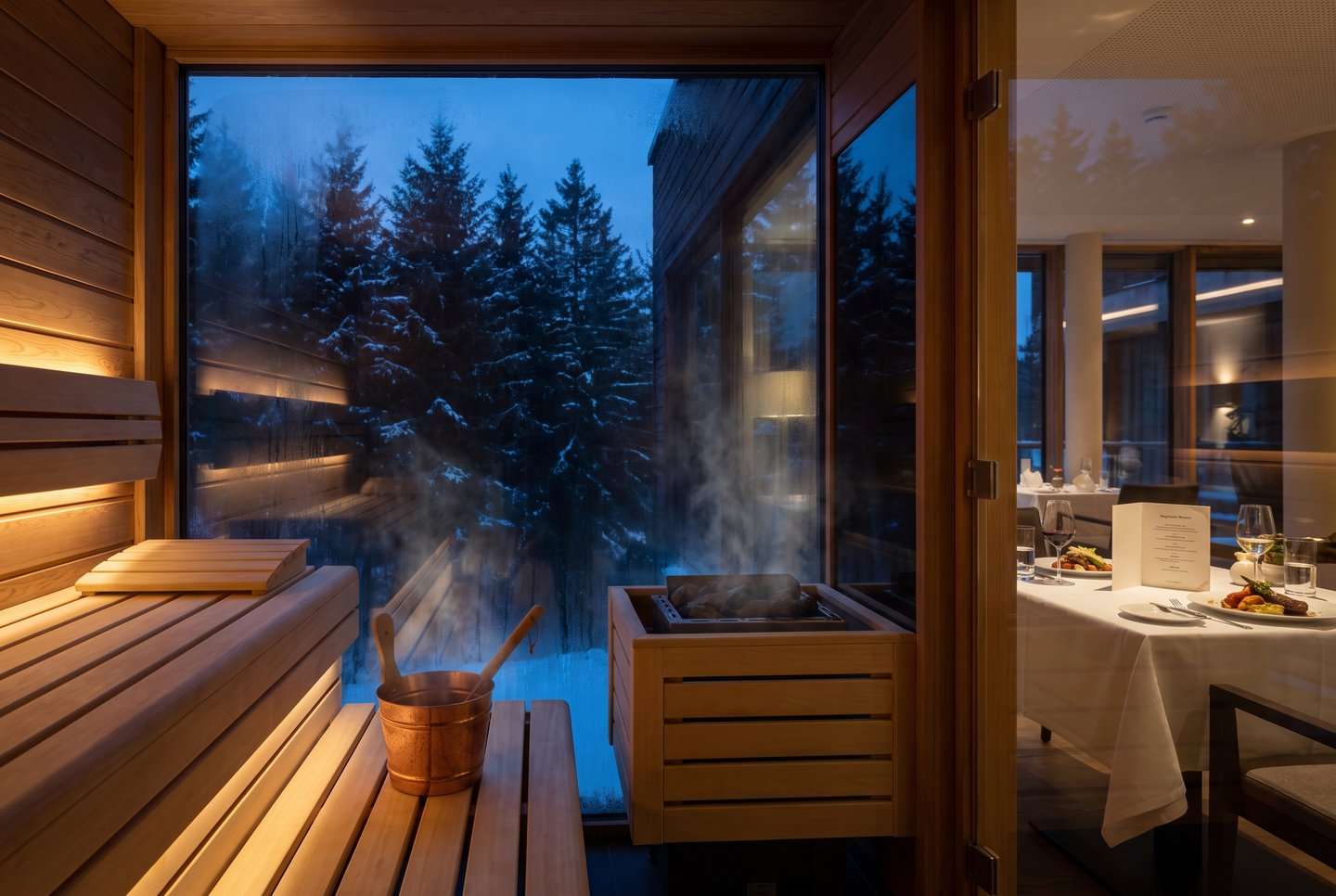 Baiersbronn – Wellnesshotel mit Sauna und Sternekulinarik Wellnesshotel in Baiersbronn mit Panorama-Sauna und gedecktem Sternerestaurant-Tisch