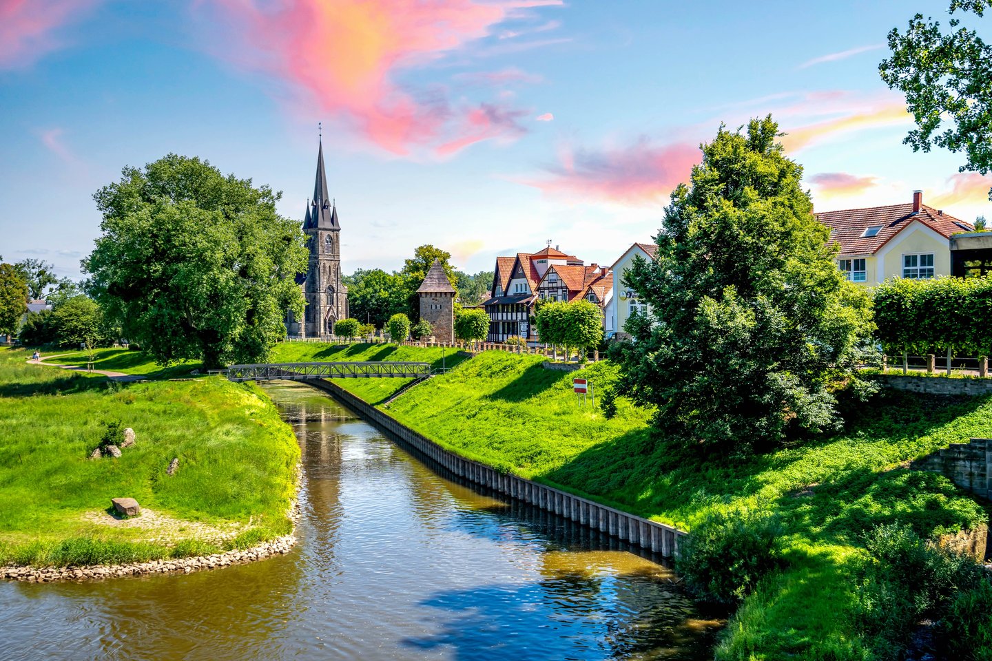 Historische Stadt Rinteln im Weserbergland mit grüner Flusslandschaft – ideal für entspannte Wellnessauszeiten.