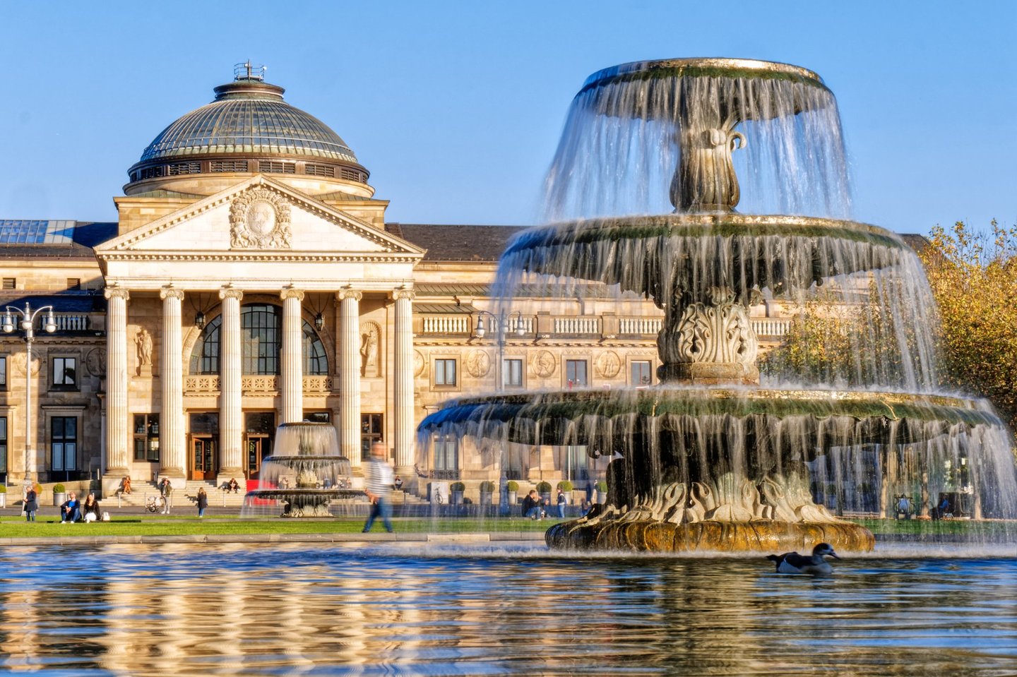 Das imposante Kurhaus Wiesbaden mit historischem Brunnen im Kurpark
