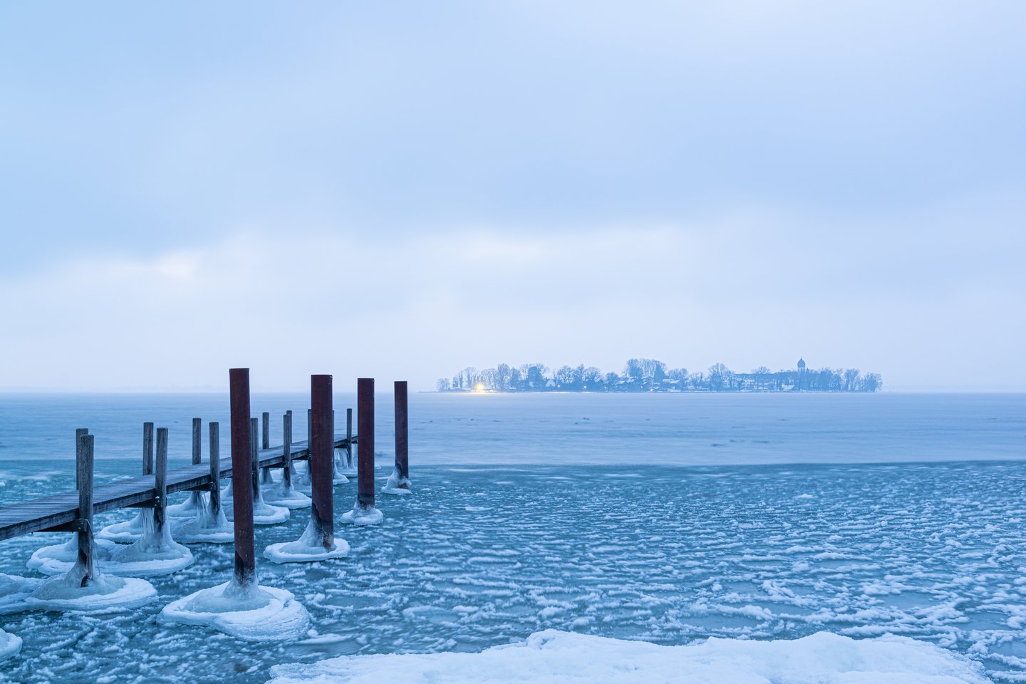 Fraueninsel im Chiemsee im Winter mit verschneiten Dächern