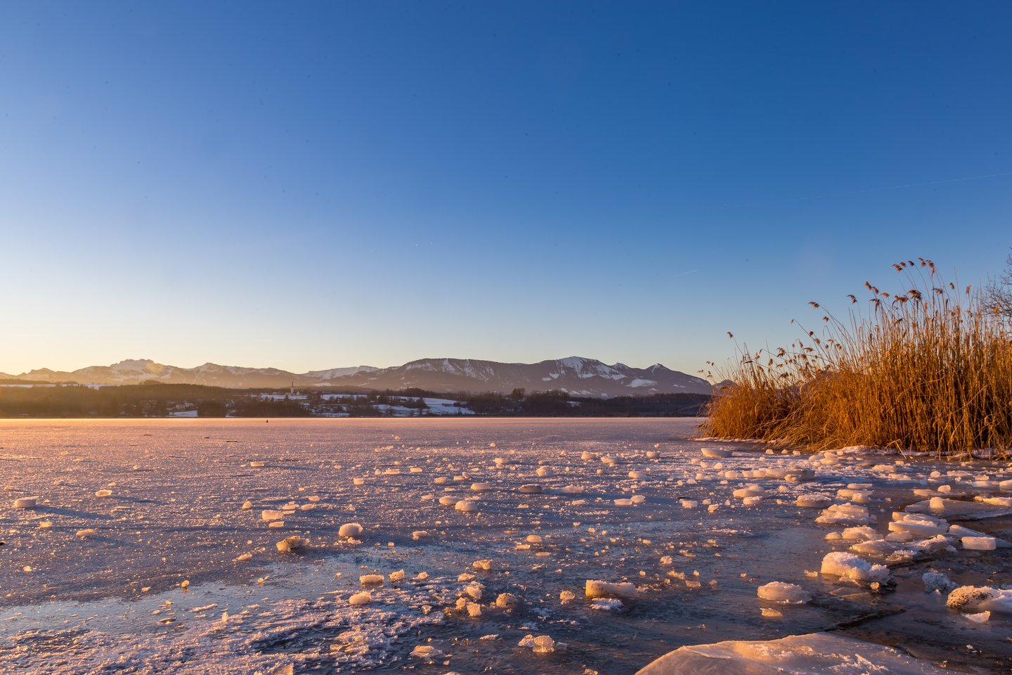 Winterlicher Uferweg am Simssee in Bayern mit Alpenpanorama